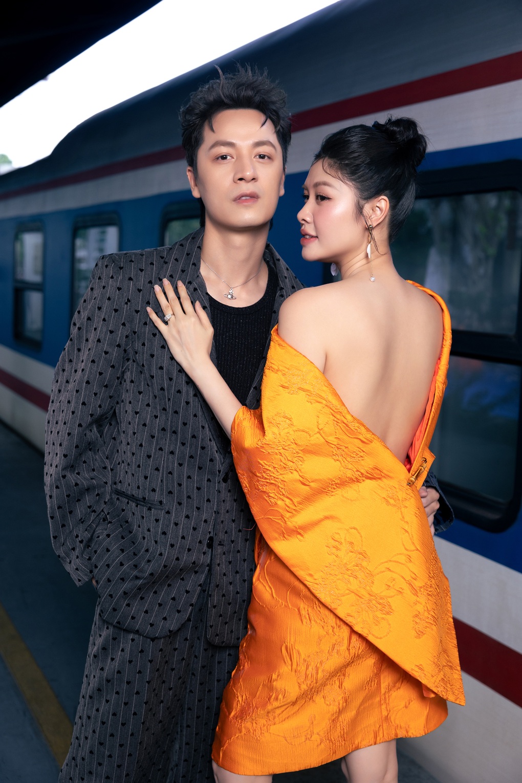 Lệ Quyên, Lý Nhã Kỳ khoe vai trần, đọ sắc trên thảm đỏ show thời trang - 12 Lệ Quyên, Lý Nhã Kỳ khoe vai trần, đọ sắc trên thảm đỏ show thời trang - 12