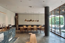 Quán cà phê "nửa kín nửa hở" làm từ vật liệu tái chế, đẹp "vạn người mê"