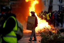 Pháp tiếp tục chìm trong bạo động, 140 người “Áo vàng” bị bắt