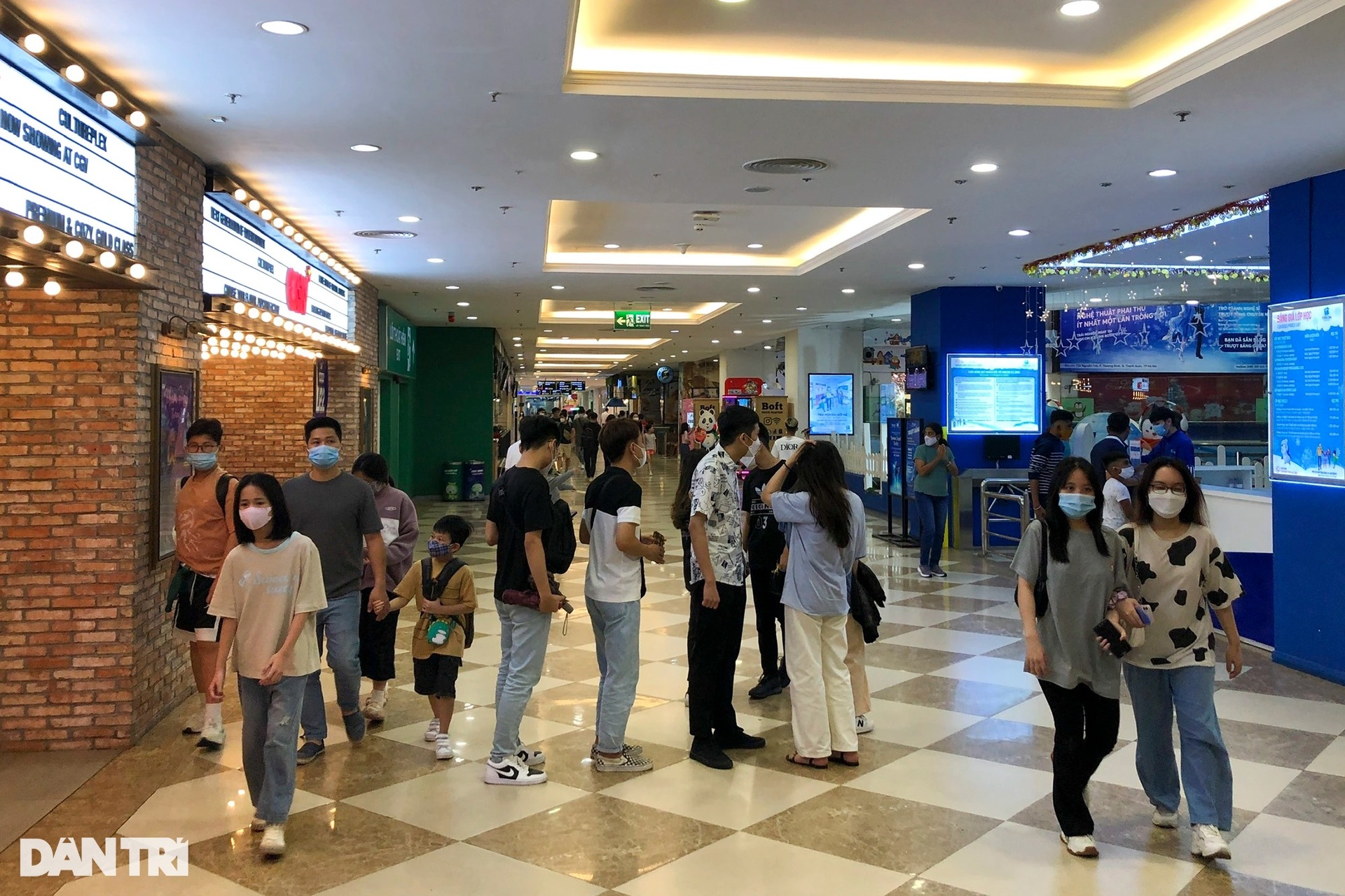 Đường phố, công viên, hàng quán ở Hà Nội đông nghịt thời hậu Covid - 15 Đường phố, công viên, hàng quán ở Hà Nội đông nghịt thời hậu Covid - 15