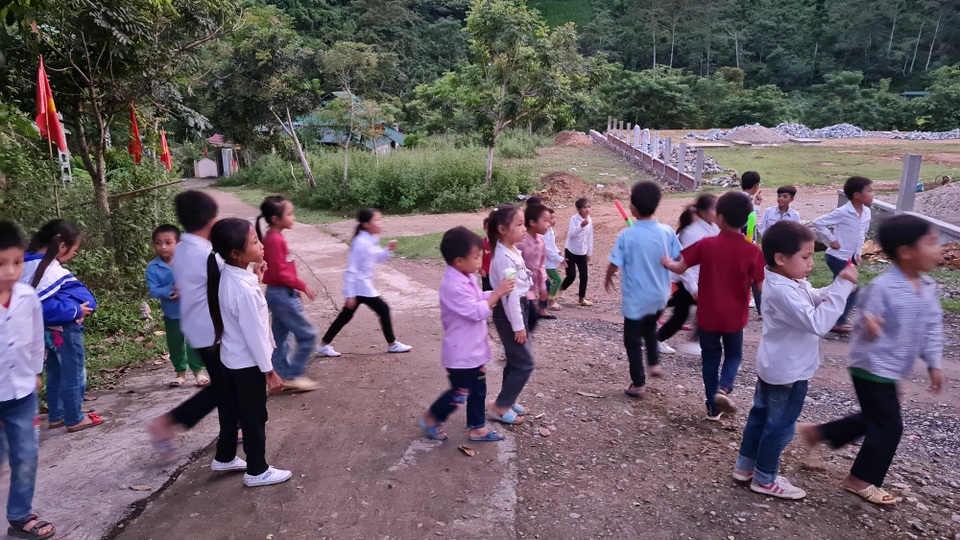 Vượt hơn 300 km, tổ chức Trung thu sớm cho trẻ em vùng biên giới xứ Nghệ - 3 Vượt hơn 300 km, tổ chức Trung thu sớm cho trẻ em vùng biên giới xứ Nghệ - 3