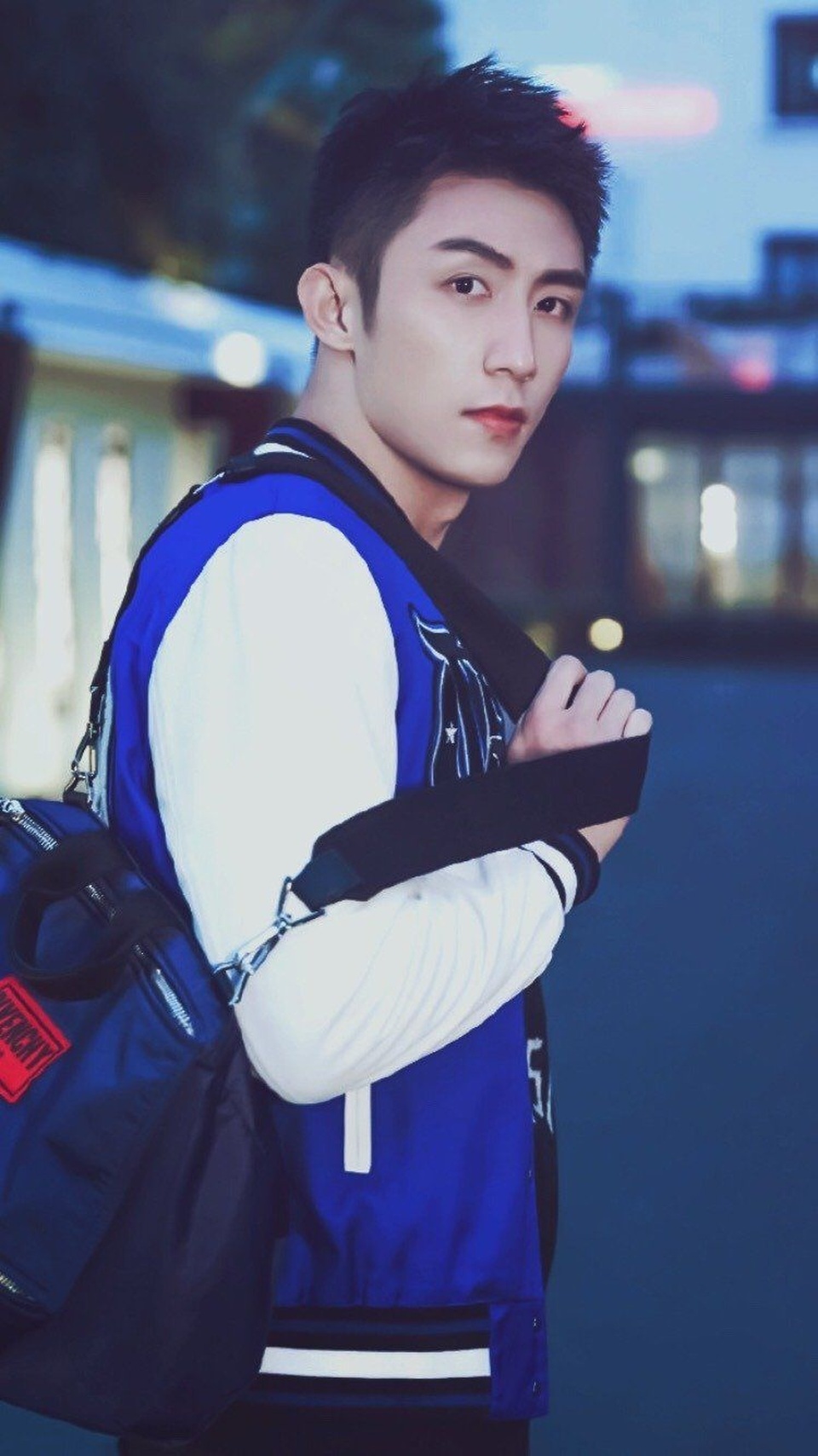 Xôn xao thông tin Địch Lệ Nhiệt Ba hò hẹn với Hoàng Cảnh Du - 6 Xôn xao thông tin Địch Lệ Nhiệt Ba hò hẹn với Hoàng Cảnh Du - 6