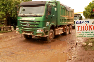 Bình Định: Dân dựng biển “cảnh báo” ngăn xe tải gây bụi