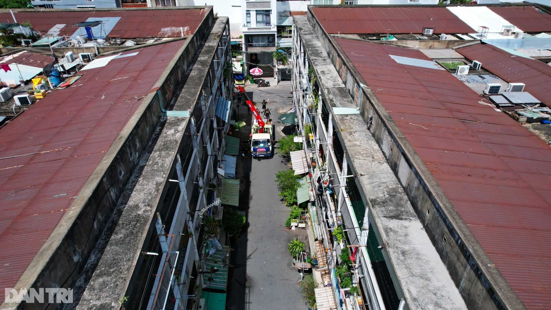 Dùng xe cẩu vận chuyển nhu yếu phẩm tới người dân sống tại chung cư TPHCM - 1