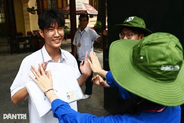 Trường chuyên đầu tiên tại Hà Nội công bố điểm chuẩn thi vào lớp 10