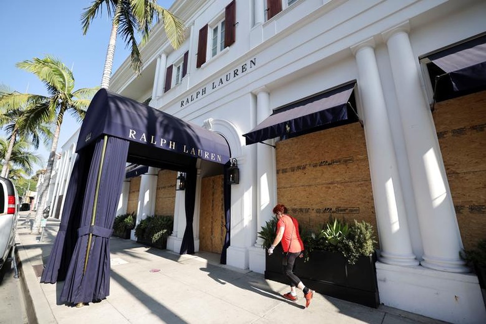 Người Mỹ cấp tập gia cố cửa hàng đề phòng bạo loạn - 5 Người Mỹ cấp tập gia cố cửa hàng đề phòng bạo loạn - 5