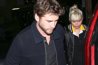 Miley Cyrus nối lại tình xưa với bồ đẹp trai