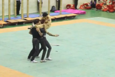 Clip: Nữ chiến sỹ Công an bay người "cắt kéo" kẹp cổ quật ngã 3 đối tượng