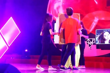 Á khôi Xây dựng vừa múa vừa vẽ bản đồ Việt Nam