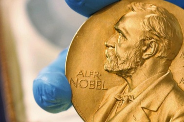 Điều gì giúp người Mỹ thống trị các giải Nobel kinh tế?