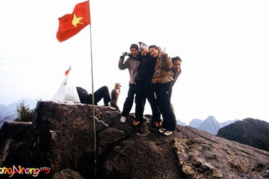 Hơn 100 VĐV leo đỉnh Fansipan cắm cờ “1.000 năm Thăng Long”