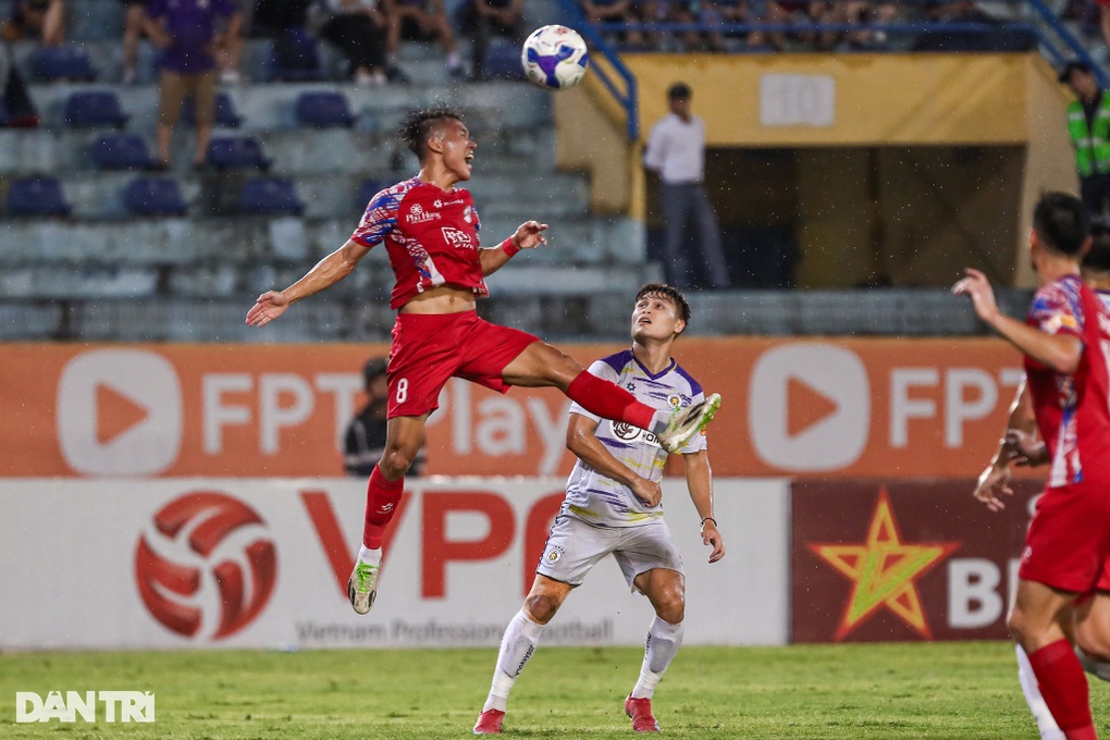 Van Quyet ភ្លឺឡើង Hanoi FC បន្តសង្ឃឹមប្រជែងជើងឯកជាមួយ Nam Dinh - 4 Văn Quyết tỏa sáng, Hà Nội FC níu giữ hy vọng đua vô địch với Nam Định - 4