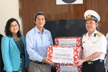 Quà Tết đến với đồng bào, chiến sỹ tại Trường Sa