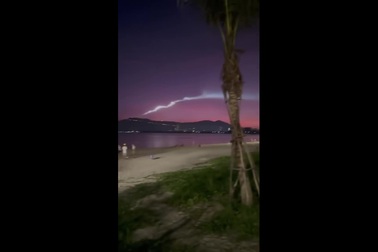 Giải mã vệt sáng bí ẩn xuất hiện trên bầu trời đêm các tỉnh miền Trung