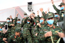 Đội tuyển Xe tăng Việt Nam nhận Huy chương vàng và Cúp vô địch tại Army Games