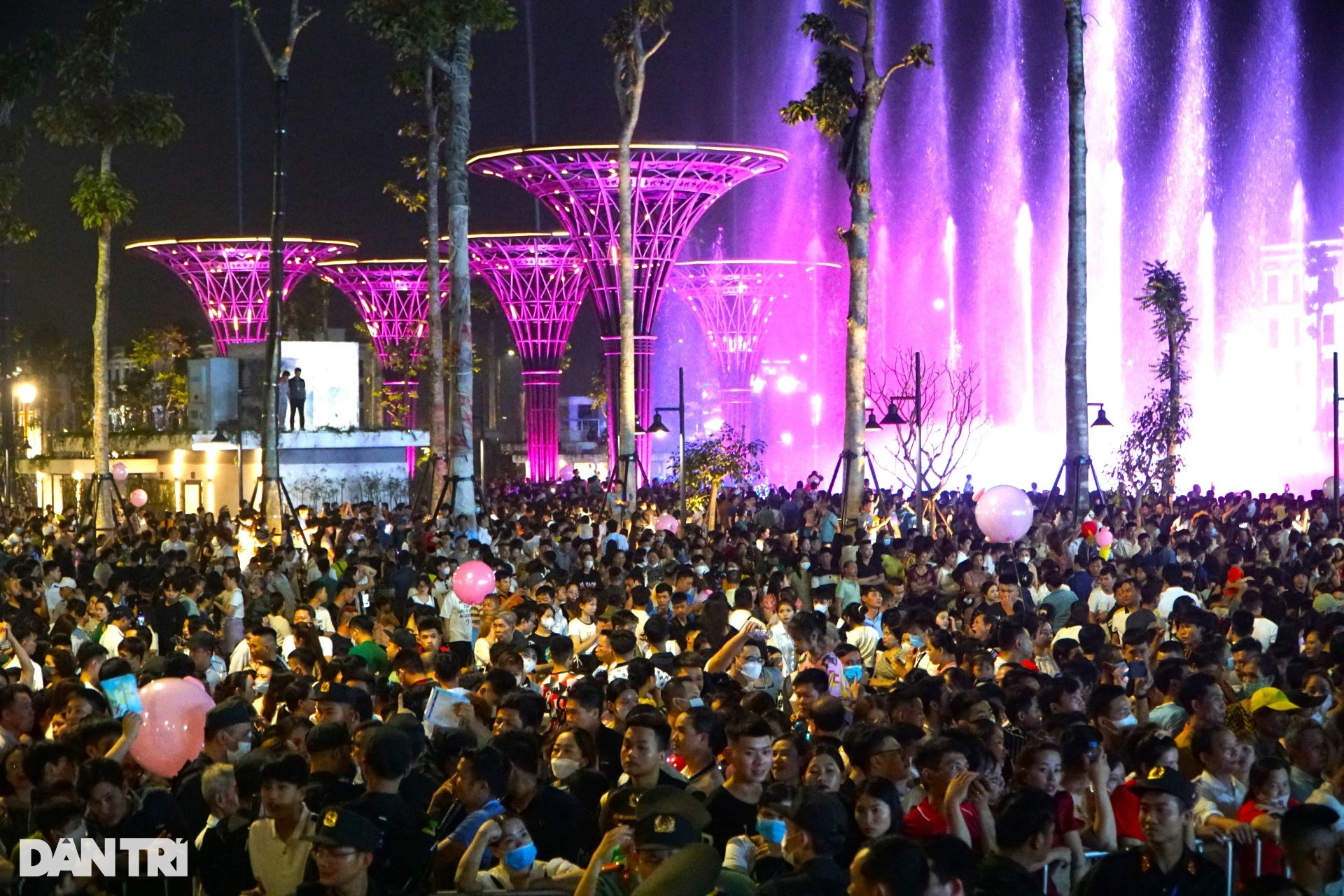 Biển người chen chân ở Sầm Sơn xem bắn pháo hoa - 4 Biển người chen chân ở Sầm Sơn xem bắn pháo hoa - 4