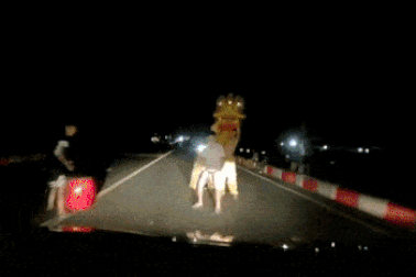 Bức xúc cảnh nhóm múa lân nhảy ra giữa đường, chặn đầu xe để xin tiền