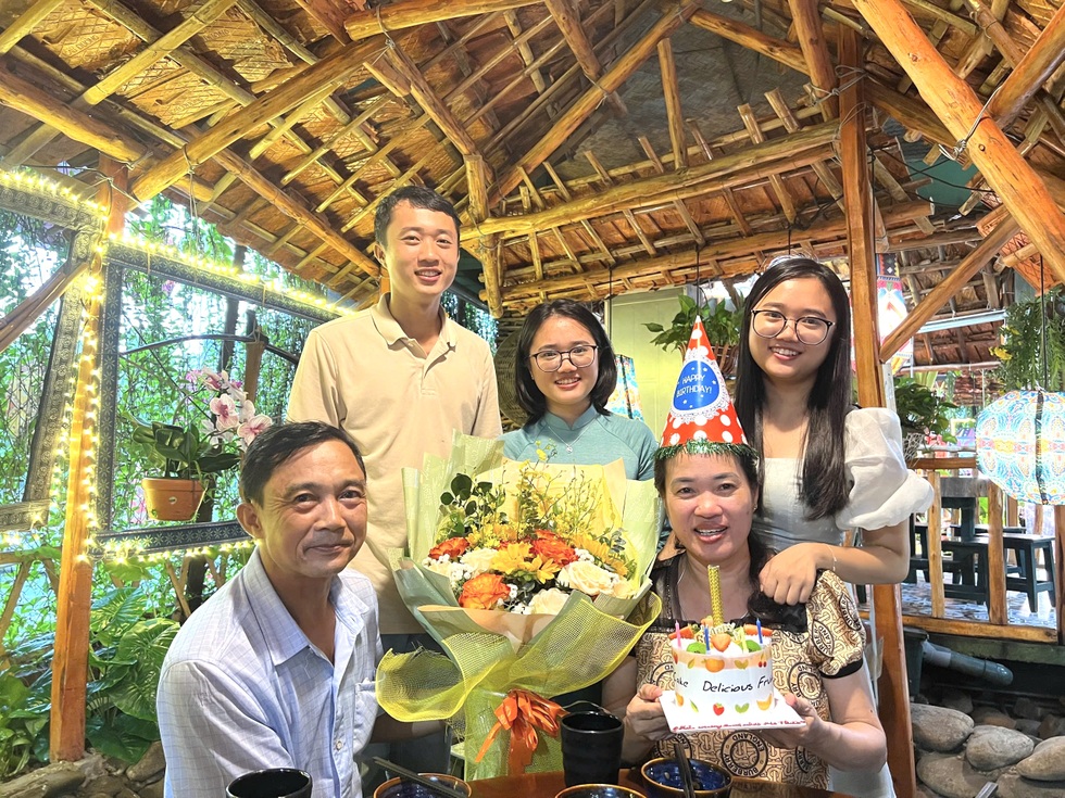 Hà Nội:  Bố thợ xây, mẹ cấy thuê, con học trường Y, người du học Pháp