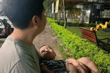 Mất điện ngày 40 độ C: Người Hà Nội ngủ công viên, ôm con chạy xe giữa đêm