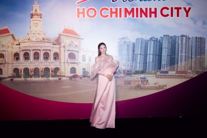 Lý Nhã Kỳ nhiều lần tự hào mặc chiếc áo dài tại các sự kiện lớn của thế giới.
