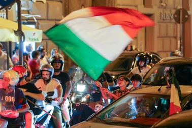 CĐV Italia đổ ra đường ăn mừng điên cuồng như thể vô địch Euro 2020