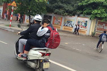 Nhiều phụ huynh vẫn "chống lệnh" đội mũ bảo hiểm cho con