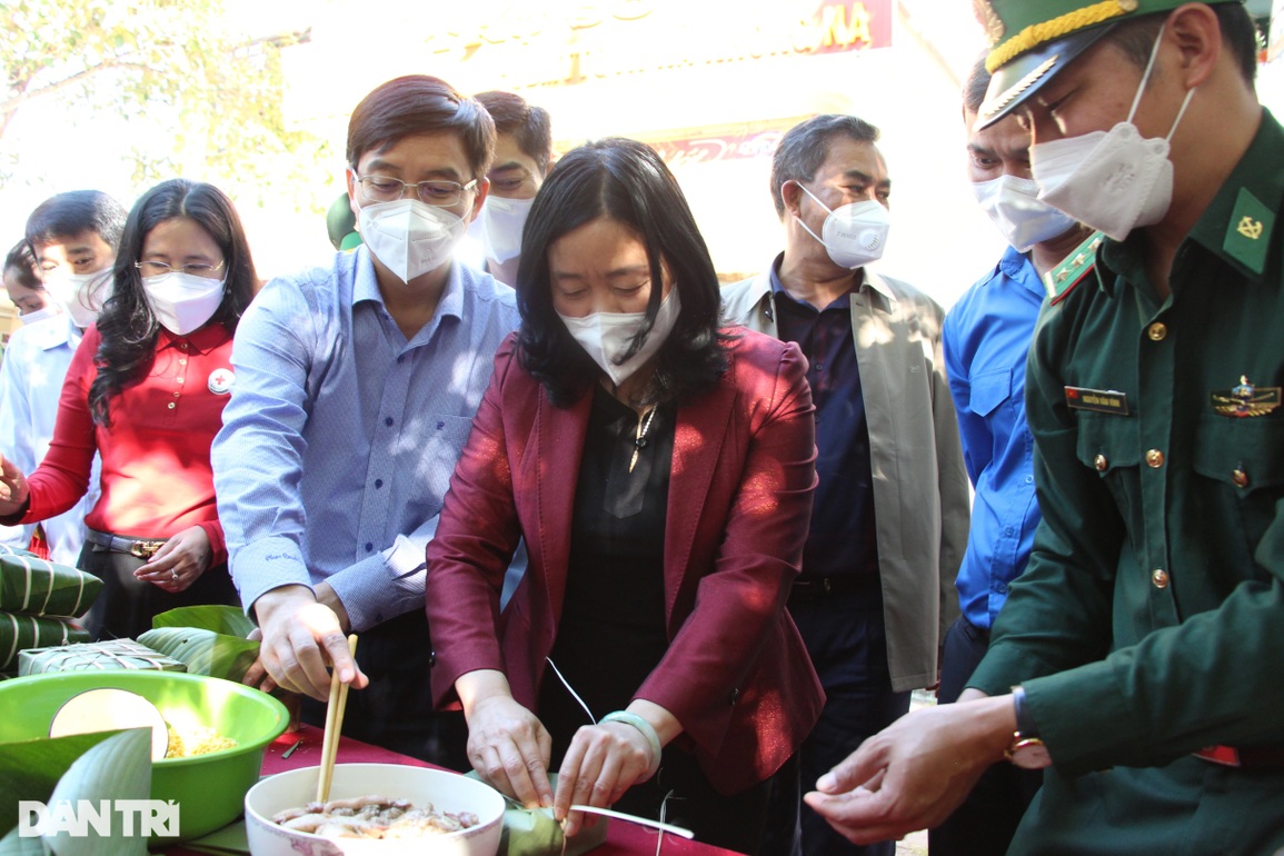Đoàn công tác của Ban Bí thư TƯ Đảng tặng quà Tết vùng biên giới - 4 Đoàn công tác của Ban Bí thư TƯ Đảng tặng quà Tết vùng biên giới - 4