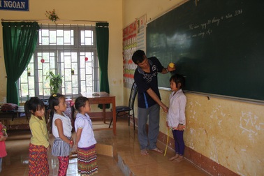 Thiếu y tế học đường, thầy băng rừng đưa trò đến trạm xá