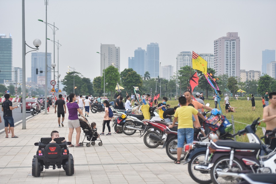 Hà Nội: Hàng trăm người vào khu vực riêng, cấm xâm phạm để thả diều - 12 Hà Nội: Hàng trăm người vào khu vực riêng, cấm xâm phạm để thả diều - 12