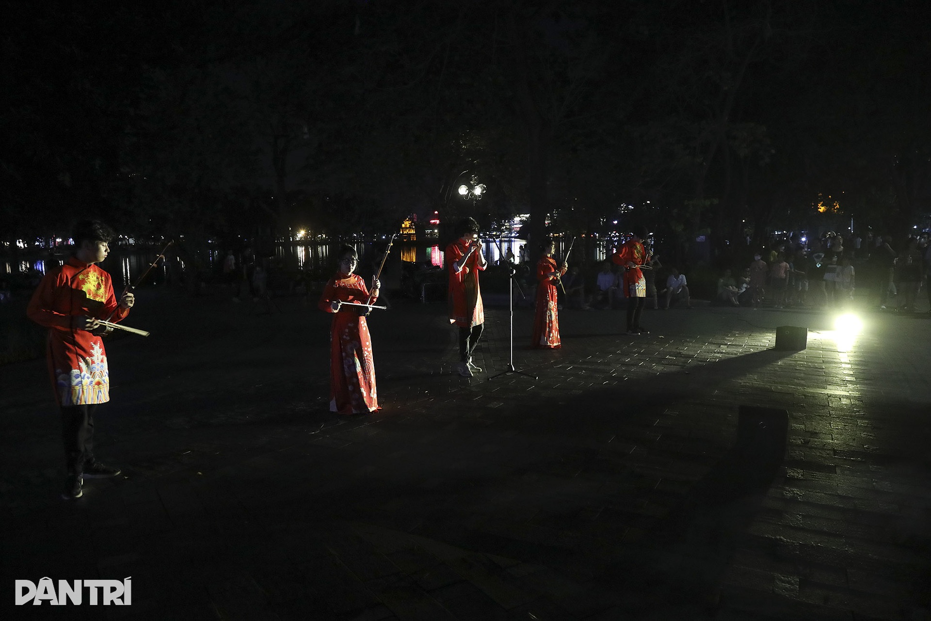 Hà Nội tắt đèn tiết kiệm điện, phố đi bộ hồ Gươm hoạt động trong bóng tối - 4