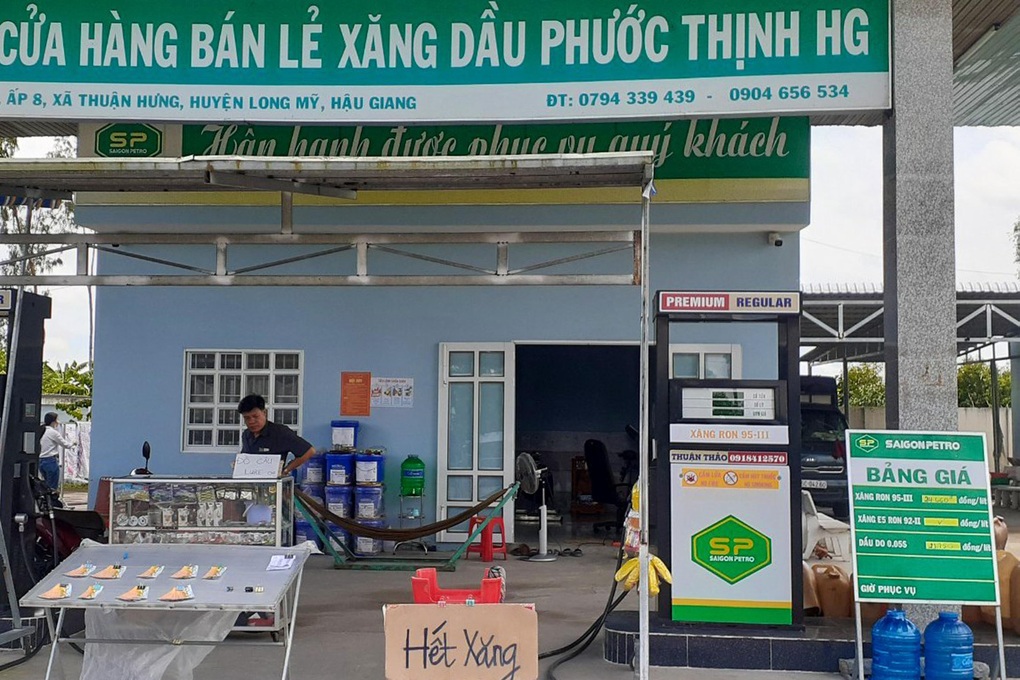 Nhiều cây xăng bị lập biên bản khi treo bảng hết xăng - 1 Nhiều cây xăng bị lập biên bản khi treo bảng hết xăng - 1