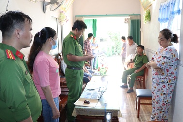 Giữ giấy tờ đất của con nợ "làm tin" rồi mang đi cầm cố