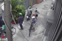 Hai tên cướp đeo bám người phụ nữ đến tận cổng nhà để giật điện thoại