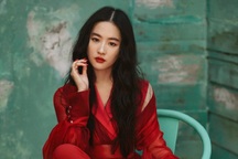 Mối quan hệ kỳ lạ giữa Lưu Diệc Phi và người cha nuôi tỷ phú