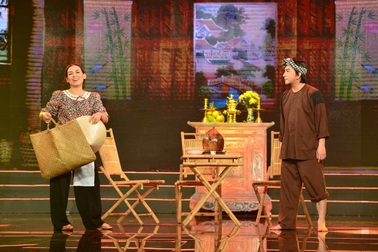 Phi Nhung sánh đôi bên kép đẹp Kim Tử Long