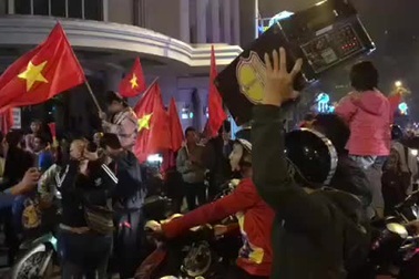 Người dân đổ xuống đường đi bão