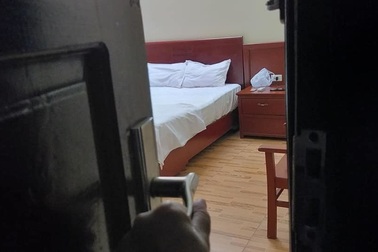 Lắp camera quan sát chị giúp việc, vợ trẻ nghẹn ngào thấy chuyện tày đình