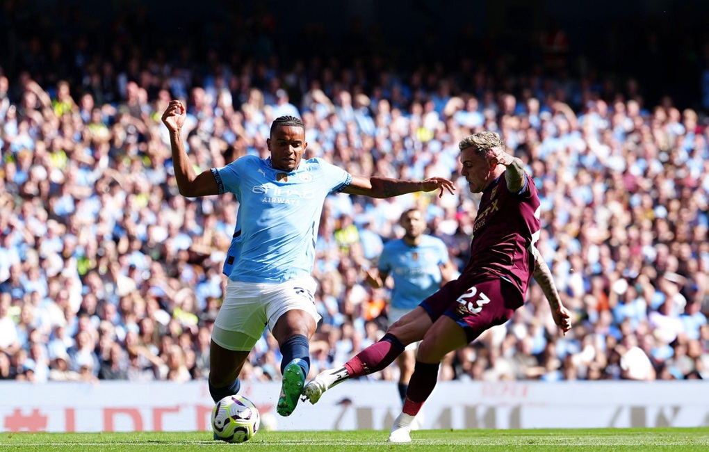 Haaland lập hat-trick, Man City vươn lên đầu bảng xếp hạng - 1