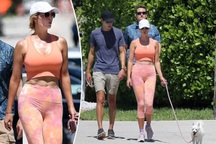 Ivanka Trump "đốt cháy" ánh nhìn khi dắt chó dạo bộ