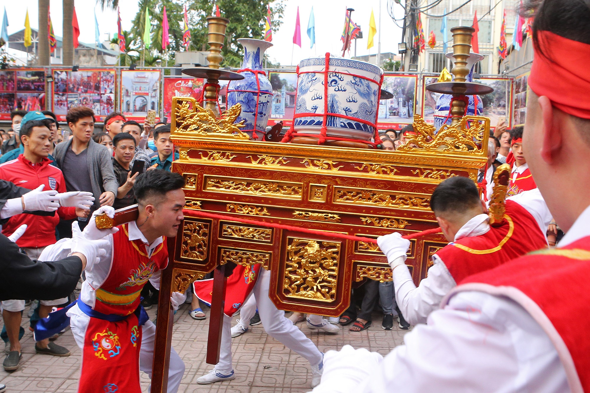 Biển người đổ về Phú Đô xem kiệu bay ngày hội - 15 Biển người đổ về Phú Đô xem kiệu bay ngày hội - 15