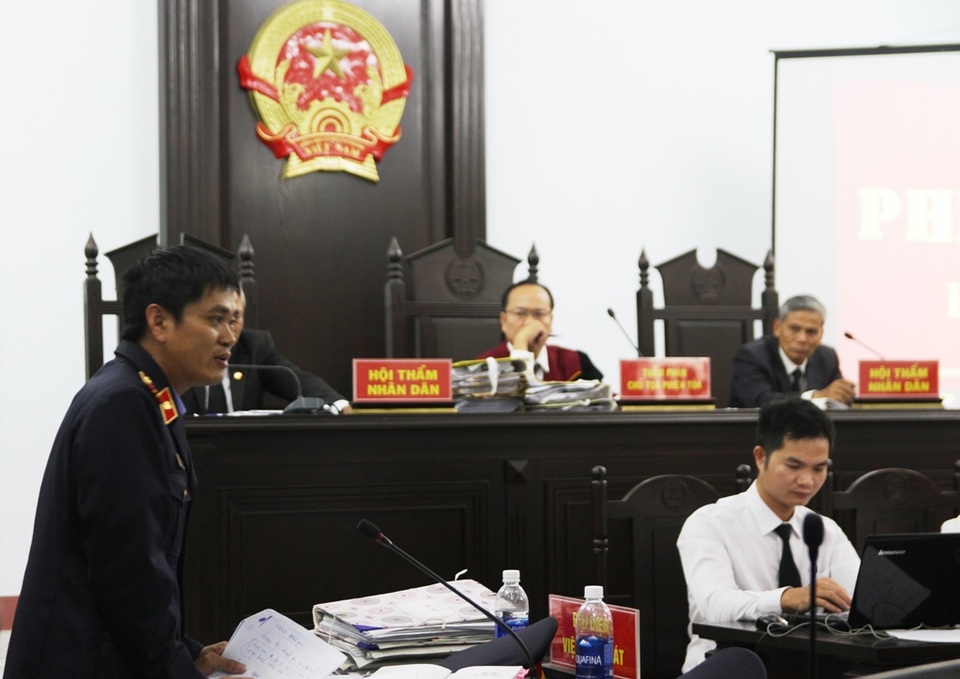 Tranh luận nảy lửa tại phiên tòa xử bác sĩ bị cáo buộc hiếp dâm - 7 Tranh luận nảy lửa tại phiên tòa xử bác sĩ bị cáo buộc hiếp dâm - 7