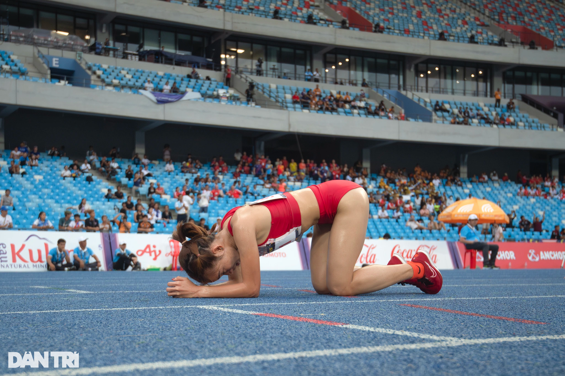 Nữ hoàng điền kinh Nguyễn Thị Oanh lập kỳ tích 4 HCV tại SEA Games 32 - 5 Nữ hoàng điền kinh Nguyễn Thị Oanh lập kỳ tích 4 HCV tại SEA Games 32 - 5