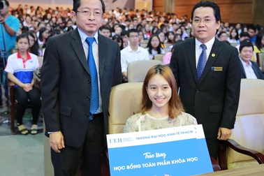 Nữ sinh bại liệt hai chân được ĐH Kinh tế TPHCM trao học bổng toàn phần suốt 4 năm
