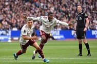 Arsenal thắng nghẹt thở West Ham, củng cố ngôi đầu Ngoại hạng Anh