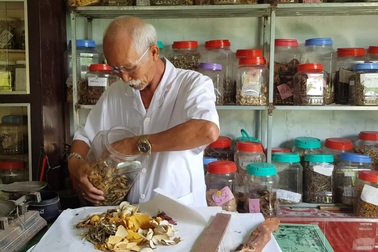 Người "lương y già" giàu lòng nhân ái