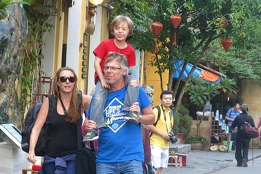 Hướng dẫn viên xô xát du khách, “trốn” mua vé tham quan