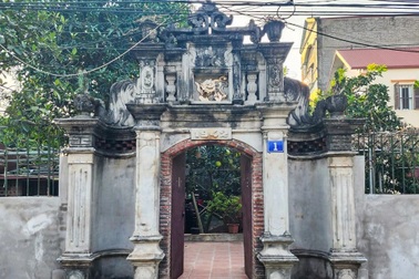 Chi 130 triệu kích cổng cổ lên cao 1m, chủ nhà bị hàng xóm nói "hâm"