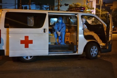 "Tôi đã kiệt sức và ngủ gục ngay trên xe cấp cứu"