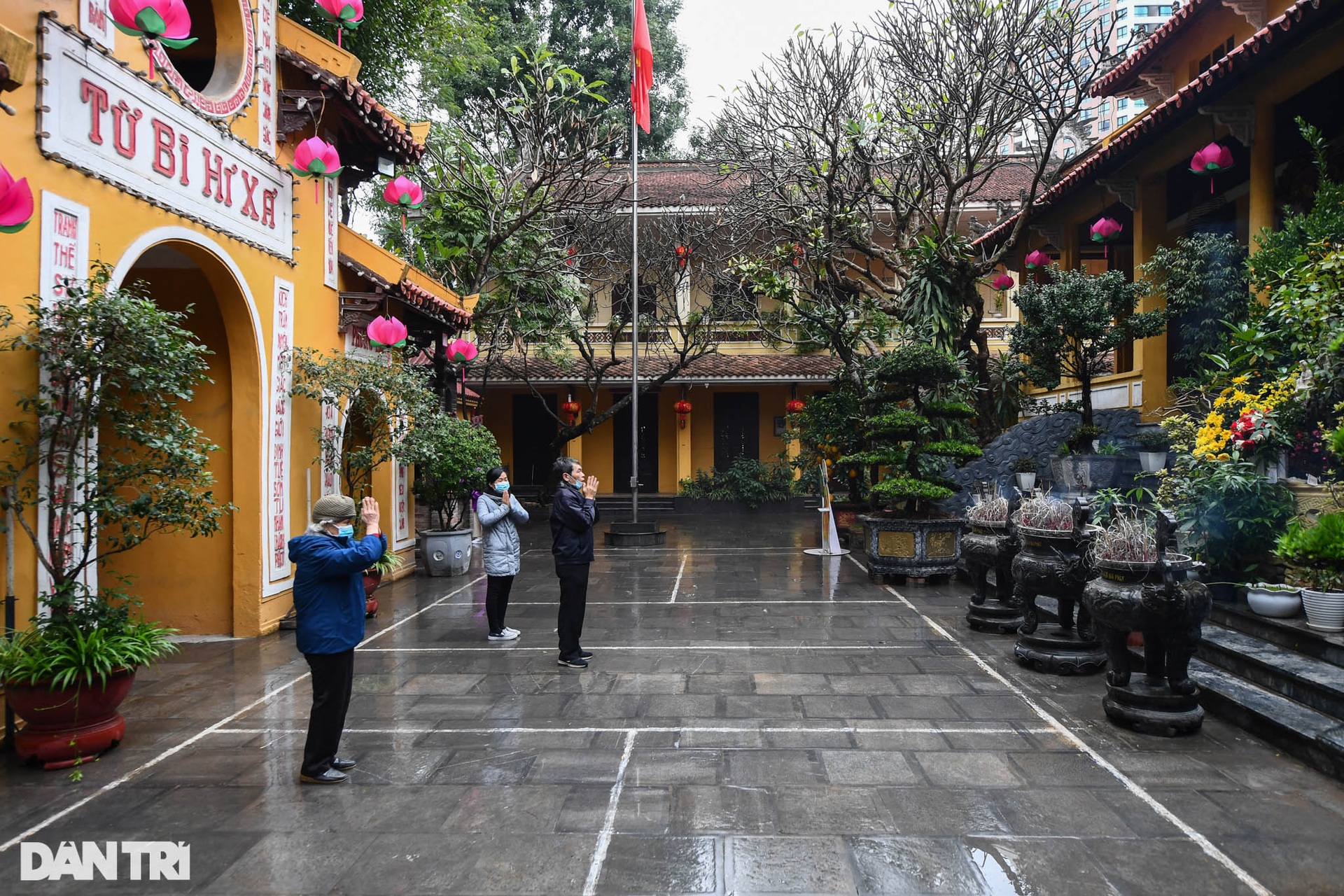 Người dân Thủ đô đội mưa đi lễ chùa trong ngày rằm cuối cùng năm Tân Sửu - 2 Người dân Thủ đô đội mưa đi lễ chùa trong ngày rằm cuối cùng năm Tân Sửu - 2