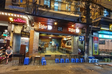 Phố bia Tạ Hiện lên báo quốc tế cũng vắng vẻ lạ thường